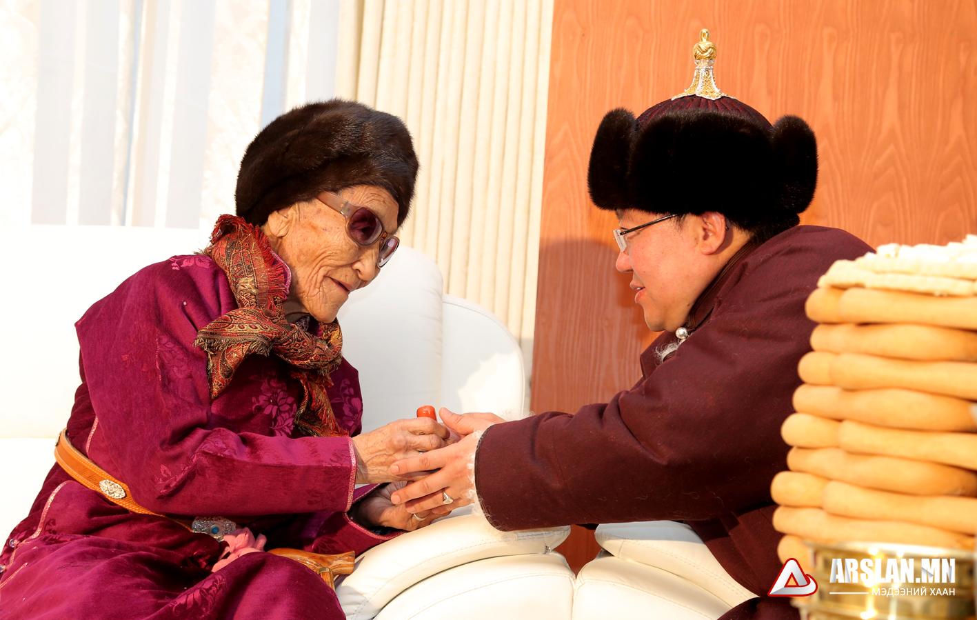 Монгол Улсын Ерөнхийлөгч өндөр настнуудтай золгов