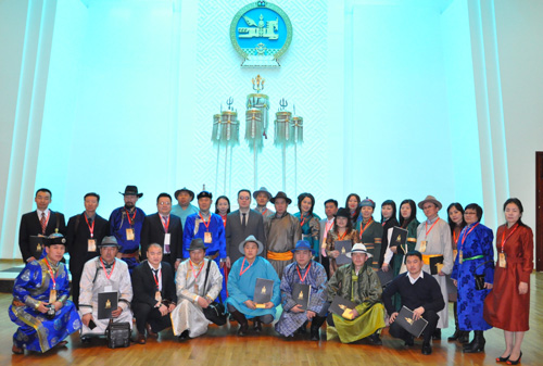 Угсаа нэгтнүүд Монгол төрийн сүлд хийморьт хүндэтгэл үзүүлэв