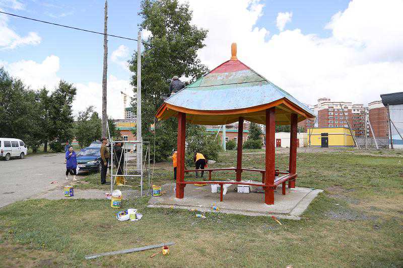 Төв цэнгэлдэх хүрээлэнгийн үүдний гол баганыг сэргээн засварлаж байна