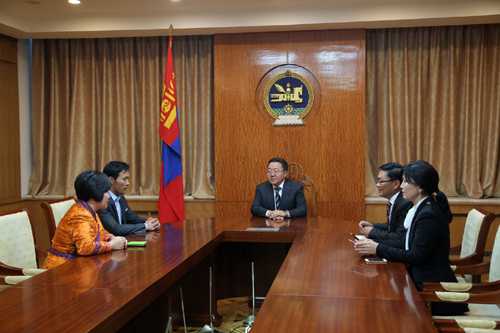 Монгол Улсын Ерөнхийлөгч“Шонхор” морин циркийн захирлыг хүлээн авч уулзлаа
