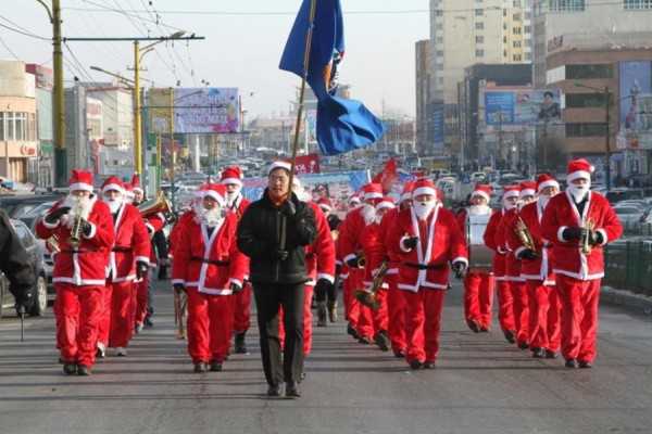 100 өвлийн өвгөнтэй баярын парад боллоо 