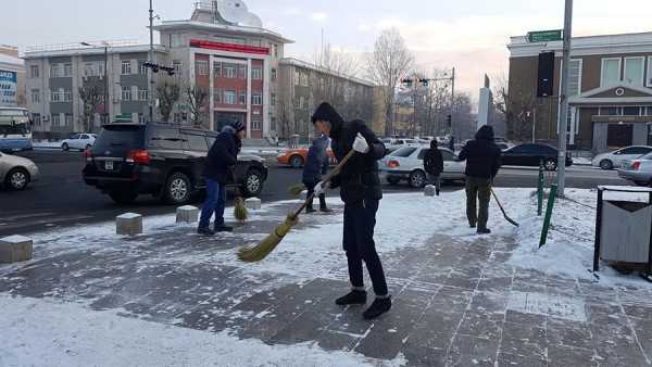 Цэргийн дүйцүүлэх албан хаагчид явган хүний зам, талбайг цэвэрлэлээ