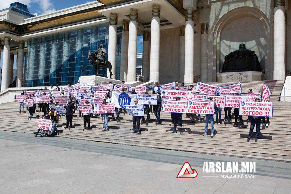 ФОТО: Автомашин импортлогчид ПРИУС машин шатаахыг завдлаа